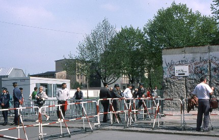 Berlin, la chute du mur. Passage piéton entre Berlin et Berlin-Est