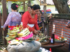 Préparation des offrandes pour une cérémomie religieuse, Bali, Indonésie