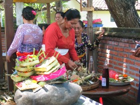 Préparation des offrandes pour une cérémomie religieuse, Bali, Indonésie Préparation des offrandes pour une cérémomie religieuse, Bali, Indonésie