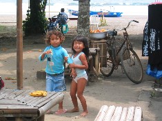 Enfants sur une plage, Java, Indonésie