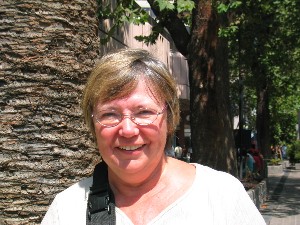 Ginette Ledoux dans une rue de Santiago, Chili