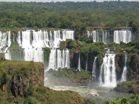 Les chutes Iguazu à la frontière du Brésil et de l'Argentine Les chutes Iguazu à la frontière du Brésil et de l'Argentine