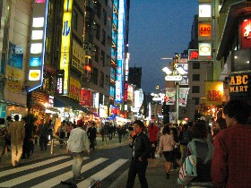 Rue de Tokyo en soirée Rue de Tokyo en soirée